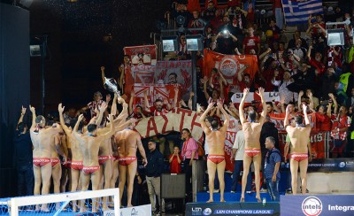 Αποθέωση στο αεροδρόμιο! (video)