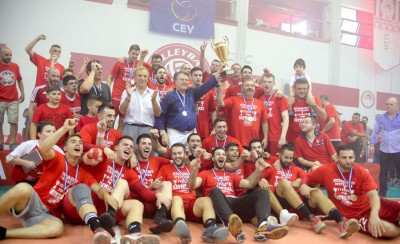 Πανηγύρισαν τραγουδώντας τον ύμνο!