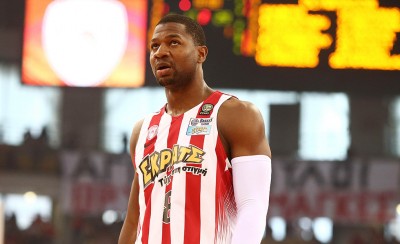 Συμπαίκτης με Τιλί ο Στρόμπερι 