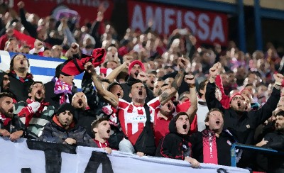 Με το λαό του για τους ομίλους