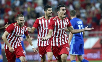 Την έπιασε από το... λαιμό και τη διέλυσε!