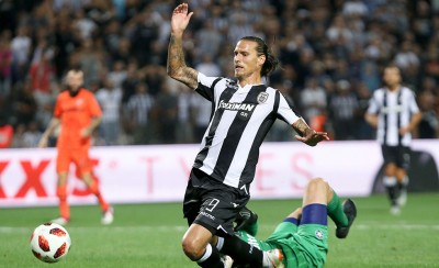 Ο Πρίγιοβιτς και η... κατάδυση στην πισίνα (photo)