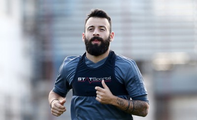 Επιμένει για Σιώπη