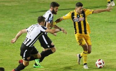 Μόνοι μας και όλοι τους...