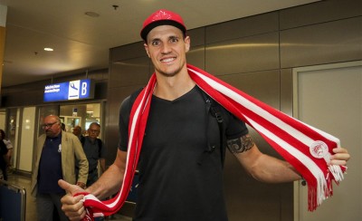 Το κατακόκκινο αυτοκίνητο του Σμιτ (photo)