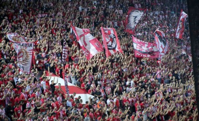 Απόψε, παίζει μπάλα και ο κόσμος...