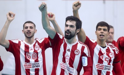 Εδώ, κουμάντο εμείς!