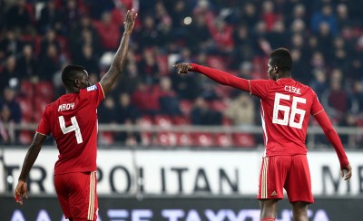 Λογικό να κοιτάζει εκεί!