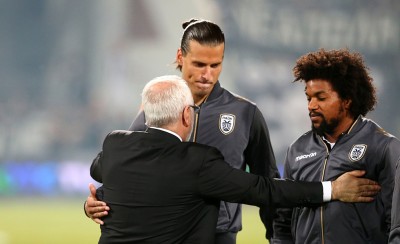 Τους κάνει ό,τι θέλει (για να φύγει)!