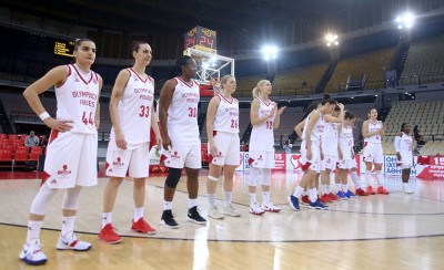 Τα δίνει όλα με τον κόσμο του