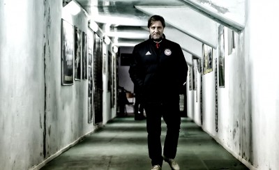 Τους σκέφτεται και τους δύο...