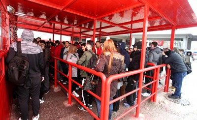 Η «δίψα» του κόσμου για ένα εισιτήριο μέσα στη βροχή!