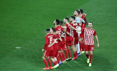 «Πάρτι» σε γήπεδο και εξέδρα (videos)