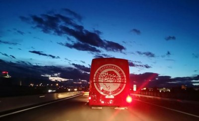 Κλέβει την παράσταση το «ερυθρόλευκο» πούλμαν (photo)