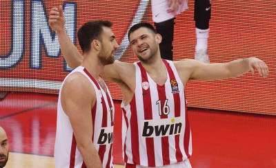 Όλοι μέσα... και βλέπουμε