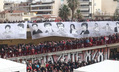 Η «ερυθρόλευκη» οικογένεια τίμησε τα 21 θύματα της Θύρας 7 (video)