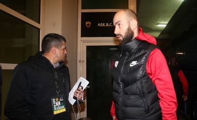 Βρισιές και ειρωνείες στην άφιξη