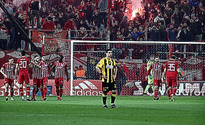 Γλέντι στο χορτάρι, πάρτι στην εξέδρα (videos)