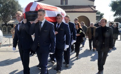 Με την «ερυθρόλευκη» σημαία κηδεύτηκε ο Αντώνης Ποσειδώνας