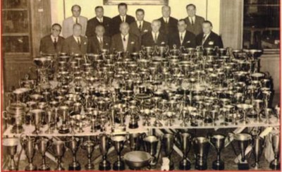 Η γεμάτη «ερυθρόλευκες» κούπες φωτογραφία από το 1960!