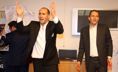 «Ούτε βήμα πίσω, Αγγελόπουλοι. Είμαστε μαζί σας»