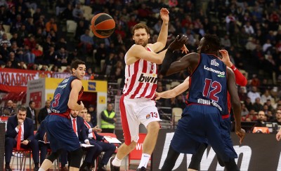 Μέσα ο Αγραβάνης, έξω ο Στρέλνιεκς