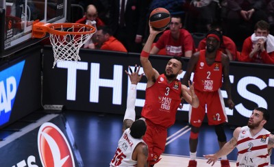 Κάτω από τη βάση...