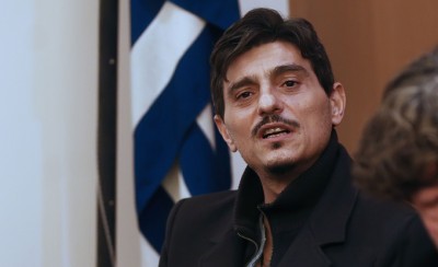 Επάνω, ήταν εγχειρισμένος. Μετά, βρισιές, απειλές με τους μπράβους και... όλα καλά!