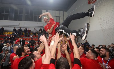 Σήκωσαν τον κόουτς στα χέρια!