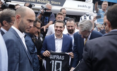 Θέλει ο Τσίπρας να κρυφτεί και η χαρά δεν τον αφήνει (photo)