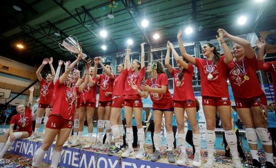 Η ΠΑΕ συνεχάρη τις Θρυλικές κοριτσάρες (photo)