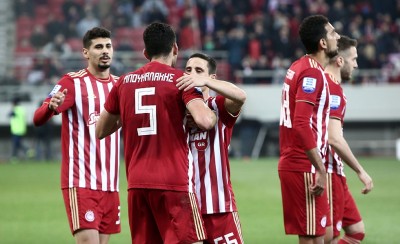 Συγκεντρωμένοι στο ματς...