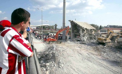 Συγκίνηση στο γκρέμισμα της παλιάς Θύρας 7 (photos, video)