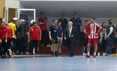 Ανίκανοι ή απλά... παρατηρούν;