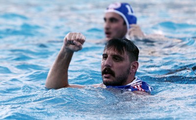 Σηκώνει τον τίτλο στο Λαιμό