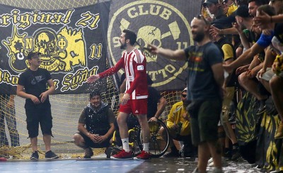 Αλητείες, «ντου» και διακοπή του ματς...