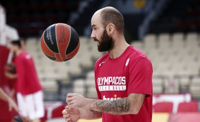 Διακοπές, αλλά και φουλ δουλειά ο αρχηγός! (photo)