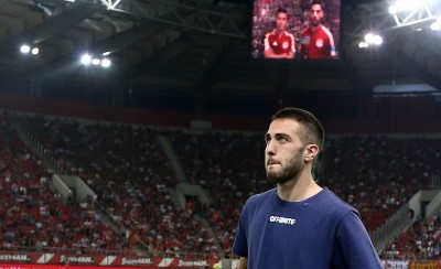 Όλη η οικογένεια του Ολυμπιακού στο πλευρό του αρχηγού (video)