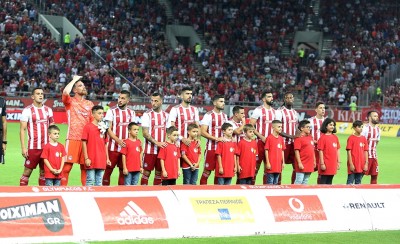 Την κλασική ριγωτή ερυθρόλευκη φανέλα (photo)