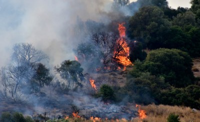 Μεγάλη φωτιά στην Εύβοια, εκκενώθηκε χωριό