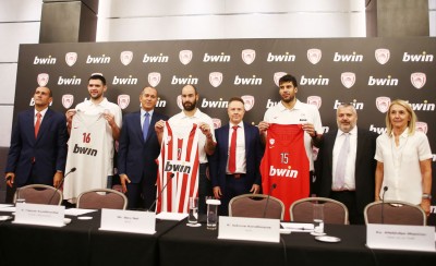 LIVE η παρουσίαση της νέας φανέλας (video)