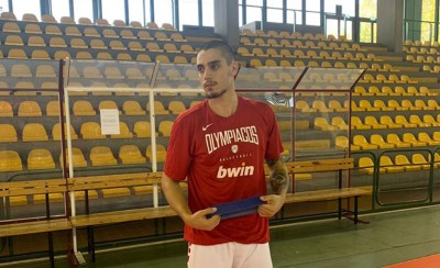 Σφίξιμο στο μηρό για Κόνιαρη