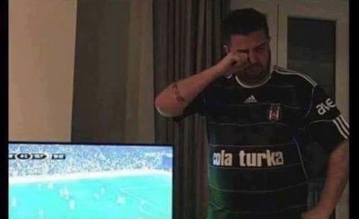 Τους κερνάει η Σλόβαν όπου τους βρίσκει