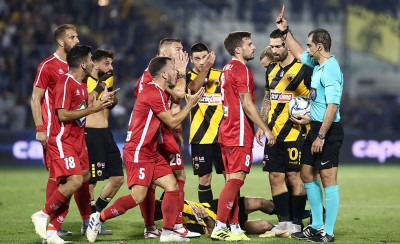 Στο ένα κόκκινη, στο άλλο απλό φάουλ. Βρείτε τις διαφορές... (photo)