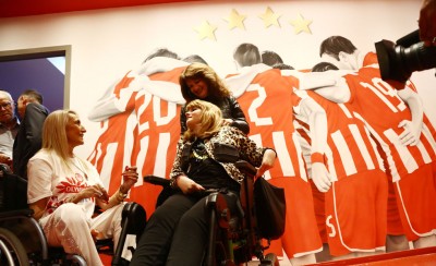 Μεγαλείο: Τόνια και Μυρτώ βλέπουν μαζί το παιχνίδι (photos, video)