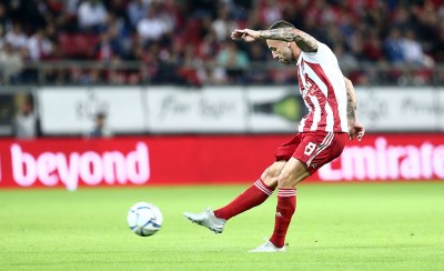 Από τα πόδια του όλο το παιχνίδι!