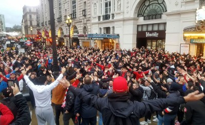 «Ερυθρόλευκη»... τρέλα στους δρόμους του Λονδίνου (video)