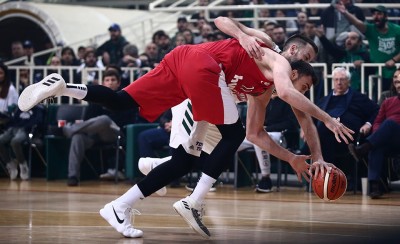 Μα γιατί τους έχει λούσει κρύος ιδρώτας;