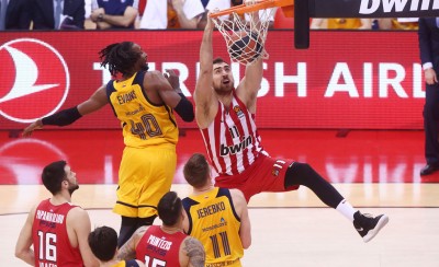 Στο Top 10 το σούπερ κάρφωμα Μιλουτίνοφ (video)