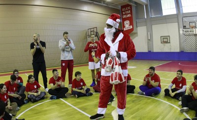 One Team: O Santa-Brandon με τα δώρα! (photos, video)